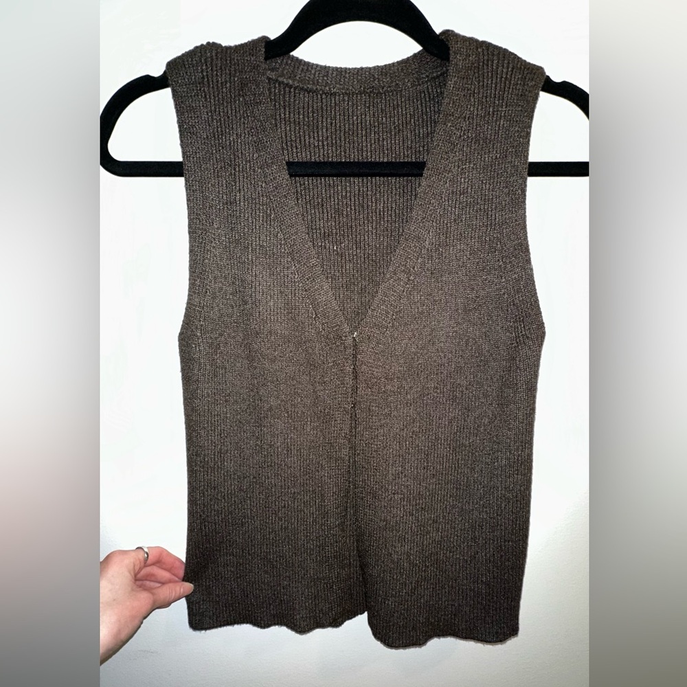 Commense Rib Sweater Vest - Picture 5 of 7